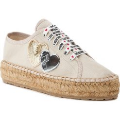 Espadryle LOVE MOSCHINO - JA10263G07JJ0104 Beige. Brązowe espadryle damskie Love Moschino, z aplikacjami, ze skóry ekologicznej, bez obcasa, na płaskiej podeszwie. W wyprzedaży za 409,00 zł.