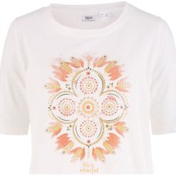 Shirt z nadrukiem, okrągły dekolt bonprix biel wełny z nadrukiem. Białe koszulki damskie bonprix, z nadrukiem, z wełny, z okrągłym kołnierzem, bez rękawów. Za 34,99 zł.