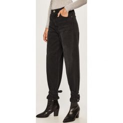 Pinko - Jeansy Maddie. Czarne jeansy damskie Pinko, z aplikacjami, z bawełny, z podwyższonym stanem. Za 829,90 zł.
