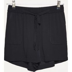 Bermudy damskie: Materiałowe szorty z paskiem high waist – Czarny