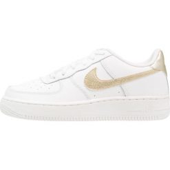 Nike Sportswear AIR FORCE 1 (GS) Tenisówki i Trampki summit white/metallic gold star. Białe trampki chłopięce Nike Sportswear, z materiału, retro. Za 319,00 zł.