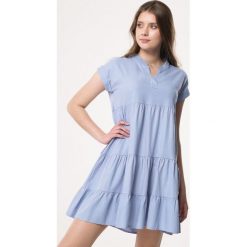 Jasnoniebieska Sukienka Rosehip. Niebieskie sukienki damskie Born2be, na co dzień, xl, bez wzorów, wizytowe, bez kołnierzyka, bez rękawów, rozkloszowane. Za 79,99 zł.
