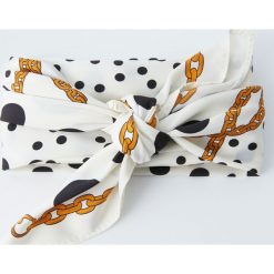Chustka w groszki i łańcuchy. Białe szaliki damskie Pull&Bear, w grochy. Za 39,90 zł.