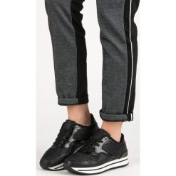CZARNE BUTY SPORTOWE. Czarne buty sportowe damskie Merg, bez wzorów, bez zapięcia. Za 53,00 zł.