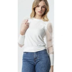 Biała Bluzka Donovan. Białe bluzki damskie Born2be, s, bez wzorów, z dzianiny, biznesowe, z okrągłym kołnierzem, z długim rękawem. Za 59,99 zł.