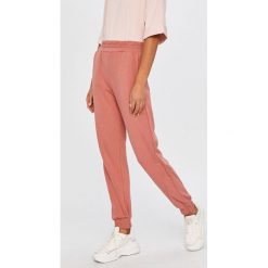 Answear Lab - Spodnie. Różowe spodnie damskie Answear Lab, s, z bawełny. Za 119,90 zł.