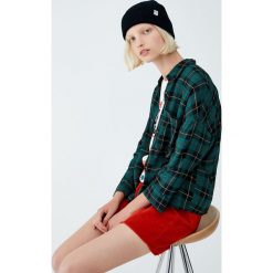 Koszula basic z rękawem 3/4 w kratkę. Zielone koszule damskie Pull&Bear, w kratkę, bez kołnierzyka, z długim rękawem. Za 69,90 zł.