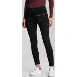 Czarne Jeansy Skinny Aethene. Czarne jeansy damskie Renee, bez wzorów, z jeansu. Za 99,99 zł.