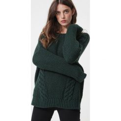 Ciemnozielony Sweter Belfield. Zielone swetry damskie Born2be, uniwersalny, bez wzorów, z dzianiny, bez rękawów, długie, bez kaptura. Za 119,99 zł.
