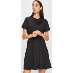 Calvin Klein Jeans - Sukienka. Czarne sukienki damskie Calvin Klein Jeans, na co dzień, s, bez wzorów, z elastanu, casualowe, z okrągłym kołnierzem, z krótkim rękawem, krótkie, mini, rozkloszowane. W wyprzedaży za 299,90 zł.