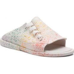 Klapki MELISSA - Ulitsa Splash Ad 32605 White/Orange 52837. Białe klapki damskie Melissa, bez wzorów, z tworzywa sztucznego, bez obcasa. W wyprzedaży za 209,00 zł.