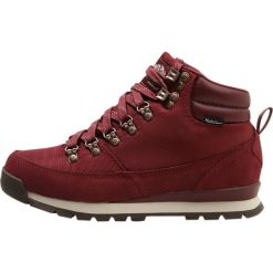 The North Face BACK TO BERKELEY REDUX Buty trekkingowe barolo red/vintage. Czerwone buty trekkingowe damskie marki The North Face, z materiału. W wyprzedaży za 439,20 zł.