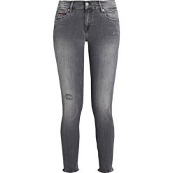Tommy Jeans MID RISE SKINNY NORA 7/8 Jeans Skinny Fit fargo grey stretch. Szare jeansy damskie relaxed fit marki Tommy Jeans. W wyprzedaży za 384,30 zł.