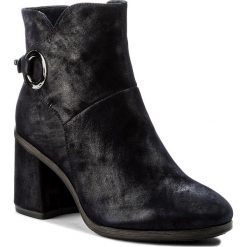 Botki TAMARIS - 1-25932-39 Navy 805. Niebieskie botki damskie zamszowe marki Tamaris. W wyprzedaży za 229,00 zł.