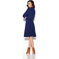 Sukienka wiązana przy szyi kolor L310 granatowy granatowy. Niebieskie sukienki damskie Tagless, na co dzień, s, bez wzorów, eleganckie, z klasycznym kołnierzykiem, z długim rękawem, długie, maxi, proste. Za 159,90 zł.