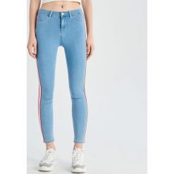 Jeansy skinny z lampasami - Niebieski. Niebieskie jeansy damskie Sinsay. W wyprzedaży za 29,99 zł.