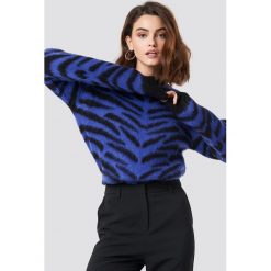 NA-KD Trend Puchaty sweter Zebra - Blue. Niebieskie swetry oversize damskie marki NA-KD Trend, z dzianiny. W wyprzedaży za 142,07 zł.
