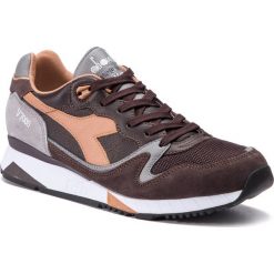 Sneakersy DIADORA - V7000 Italia 501.170942 01 C7078 After Dark/Frost Gray. Szare półbuty męskie Diadora, na co dzień, bez wzorów, ze skóry, bez zapięcia. W wyprzedaży za 349,00 zł.