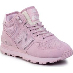 Sneakersy NEW BALANCE - WH574BF Różowy. Różowe półbuty damskie New Balance, na co dzień, bez wzorów, z zamszu, bez obcasa, na płaskiej podeszwie, bez zapięcia. W wyprzedaży za 349,00 zł.