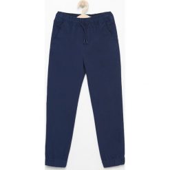 Spodnie jogger - Granatowy. Niebieskie spodnie męskie Reserved, m, bez wzorów. W wyprzedaży za 79,99 zł.