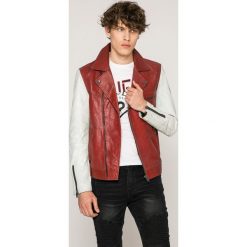 Guess Jeans - Kurtka skórzana. Czerwone kurtki męskie marki Guess Jeans, l, z aplikacjami, z bawełny. W wyprzedaży za 679,90 zł.