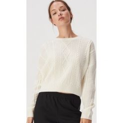 Krótki sweter z warkoczowym splotem - Kremowy. Białe swetry damskie Sinsay, s, bez wzorów, ze splotem, z krótkim rękawem, krótkie, bez kaptura. Za 59,99 zł.