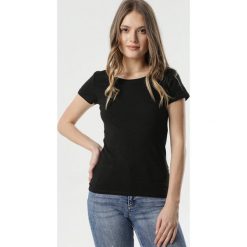 Czarny T-shirt Gathanthei. Czarne bluzki damskie Born2be, s, bez wzorów, z dzianiny, klasyczne, z okrągłym kołnierzem, z krótkim rękawem. Za 29,99 zł.