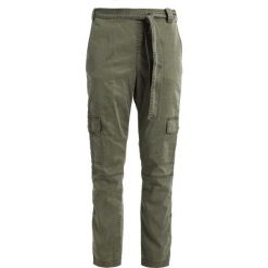 Chinosy damskie: Karen by Simonsen TAINTED CARGO PANT Chinosy beetle