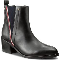 Botki TOMMY HILFIGER - Zoe 2A FW0FW02135 Black 990. Czarne botki damskie na obcasie marki TOMMY HILFIGER, z materiału, z okrągłym noskiem. Za 649,00 zł.