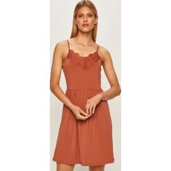 Vero Moda - Sukienka. Różowe sukienki damskie Vero Moda, na co dzień, s, bez wzorów, z elastanu, casualowe, bez kołnierzyka, bez rękawów, mini, rozkloszowane. W wyprzedaży za 69,90 zł.