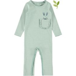 Rampers "Solla" w kolorze zielonym. Zielone kombinezony niemowlęce name it girls, w paski, z bawełny, bez rękawów, bez kaptura. W wyprzedaży za 47,95 zł.