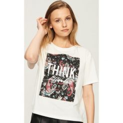 T-shirt z aplikacją - Kremowy. Białe t-shirty damskie marki Sinsay, l, z aplikacjami. W wyprzedaży za 14,99 zł.