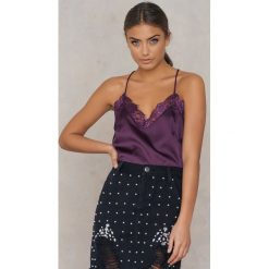 Rut&Circle Koszulka na ramiączkach Cherry - Purple. Fioletowe koszulki damskie marki Rut&Circle, bez wzorów, z satyny, z dekoltem na plecach, bez rękawów. Za 104,95 zł.