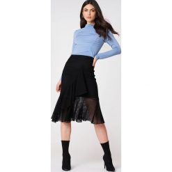 NA-KD Trend Spódnica z falbaną z siateczki - Black. Czarne spódniczki damskie marki NA-KD Trend, bez wzorów, mini. W wyprzedaży za 48,58 zł.