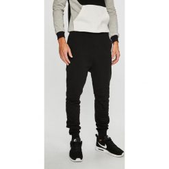 Reebok Classic - Spodnie. Czarne spodnie męskie Reebok Classic, na co dzień, xl, bez wzorów, z bawełny, casualowe. W wyprzedaży za 199,90 zł.
