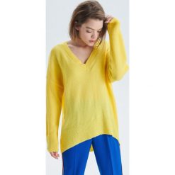 Sweter z głębokim dekoltem - Żółty. Żółte swetry damskie marki Cropp, s, bez wzorów, bez rękawów, bez kaptura. Za 89,99 zł.