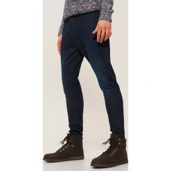 Jeansy slim fit - Granatowy. Niebieskie jeansy męskie relaxed fit marki House. W wyprzedaży za 39,99 zł.