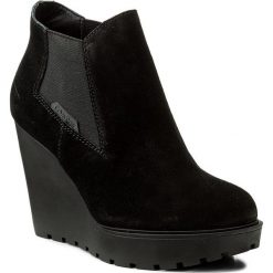 Botki CALVIN KLEIN JEANS - Sydney RE9004 Black. Czarne buty zimowe damskie Calvin Klein Jeans, z gumy, na koturnie. W wyprzedaży za 309,00 zł.