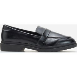 Loafersy - Czarny. Czarne mokasyny damskie Reserved. W wyprzedaży za 109,99 zł.