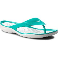 Japonki CROCS - Swiftwater Flip W 204974 Tropical Teal/Pearl White. Zielone klapki damskie Crocs, bez wzorów, z tworzywa sztucznego, bez obcasa. W wyprzedaży za 99,00 zł.