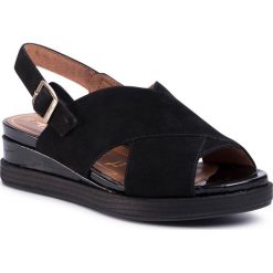 Sandały TAMARIS - 1-28230-24 Black 001. Czarne klapki damskie Tamaris, bez wzorów, z zamszu, bez obcasa, na obcasie. Za 279,00 zł.
