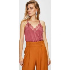 Vero Moda - Top. Różowe bluzki z odkrytymi ramionami marki Vero Moda, s, z elastanu. W wyprzedaży za 59,90 zł.