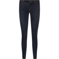 Jeansy Regular Fit Guess Curve X W01AJ2 D2QU1. Niebieskie jeansy damskie Guess. W wyprzedaży za 329,00 zł.