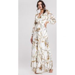 Biała Sukienka Evince. Białe sukienki damskie other, s, w paski, z tkaniny, bez kołnierzyka, bez rękawów, długie, maxi, kopertowe. Za 139,99 zł.
