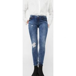 Mango - Jeansy Kim1. Niebieskie jeansy damskie marki Mango. W wyprzedaży za 59,90 zł.