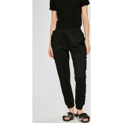 Guess Jeans - Spodnie. Czarne jeansy damskie Guess Jeans, s, z aplikacjami, z bawełny, casualowe. W wyprzedaży za 239,90 zł.