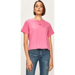Levi's - T-shirt. Różowe bluzki damskie Levi's®, s, bez wzorów, z bawełny, z okrągłym kołnierzem. W wyprzedaży za 99,90 zł.