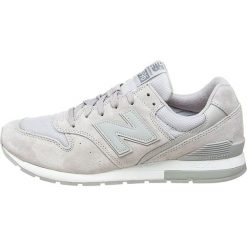 Sneakersy w kolorze szarym. Szare sneakersy męskie New Balance, na sznurówki. W wyprzedaży za 259,95 zł.