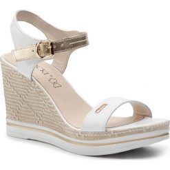 Sandały LASOCKI - 9624-01 White. Białe klapki damskie Lasocki, bez wzorów, ze skóry, bez obcasa, na obcasie. W wyprzedaży za 99,99 zł.