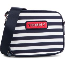 Torebka TOMMY HILFIGER - Varsity Nlyon Crossover Stripe AW0AW06295 902. Niebieskie listonoszki damskie TOMMY HILFIGER, na co dzień, bez wzorów, z materiału, bez dodatków. W wyprzedaży za 189,00 zł.